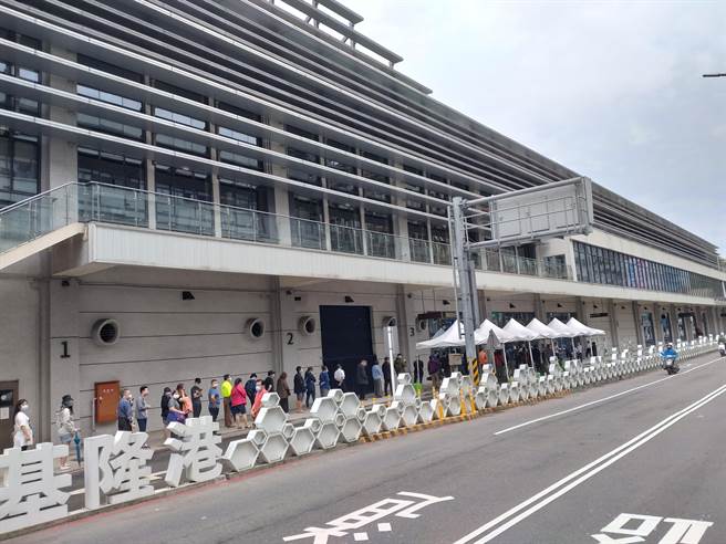基隆市21日在港務公司開設大型疫苗施打站，吸引民眾大排長龍搶打。（張志康攝）