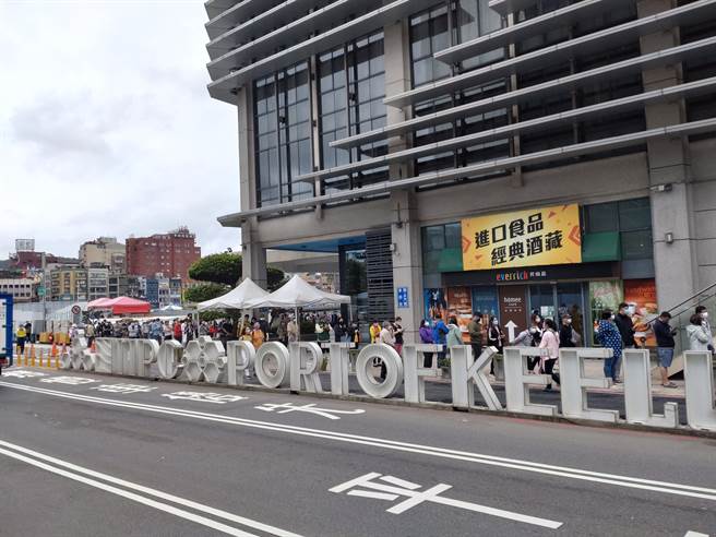 21日上午民眾搶打疫苗，人龍一度長達400公尺。（張志康攝）