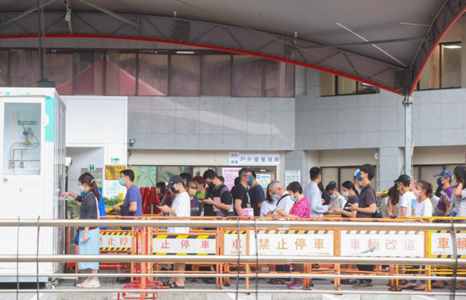 专家认为，快筛阳性者没有全出来筛，社区黑数仍多。（示意图。粘耿豪摄）