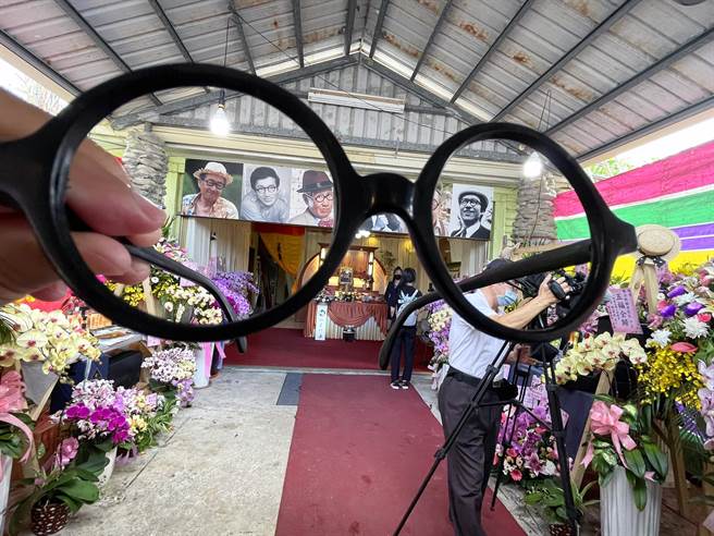 藝人脫線家人今天低調辦理家祭，靈堂擺放他的招牌黑框圓眼鏡。（莊哲權攝）