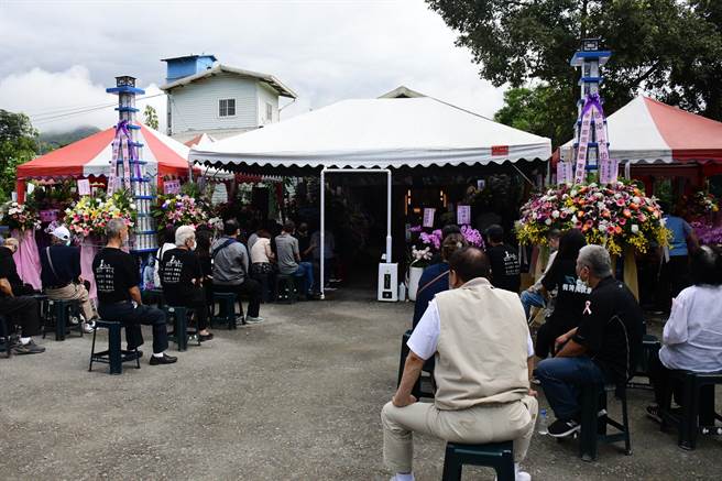 藝人脫線家人今天低調辦理家祭。（莊哲權攝）