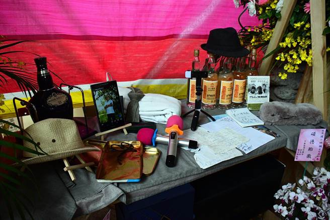 藝人脫線家人今天低調辦理家祭，靈堂擺放他的招牌黑框圓眼鏡等遺物。（莊哲權攝）