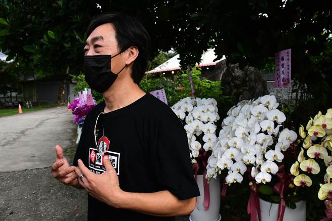 藝人脫線家人今天低調辦理家祭，兒子陳嘉成透露對父親的哀思。（莊哲權攝）