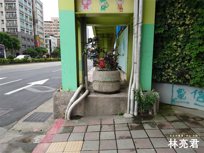 台北市議員林亮君發現，承德南京路口西南角的天橋橋墩直接阻絕人行道，資料仍標註該處最小淨寬有 1.19 公尺。（林亮君提供／張芷瑜台北傳真）