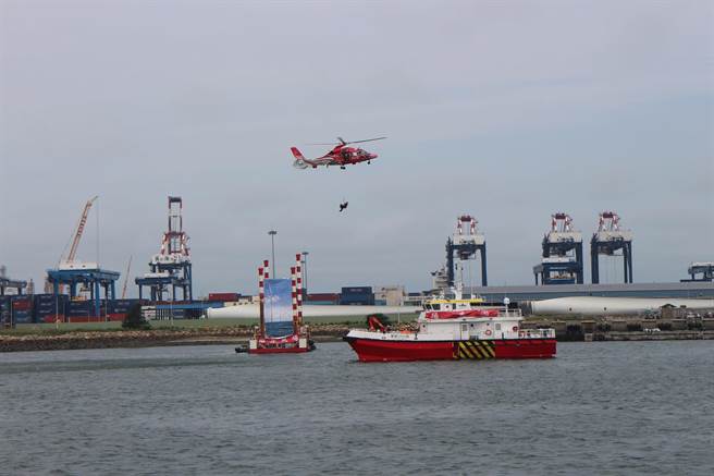111年彰化風場航道海難救援演習空勤直升機救援情形。(航港局中部航務中心提供)