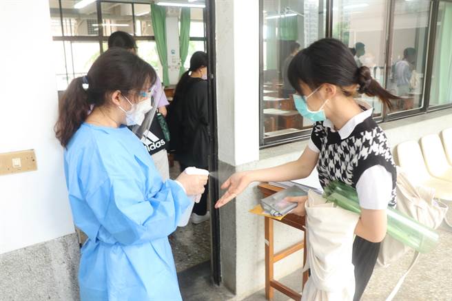 国中会考考生入考场须做手部消毒。（高市教育局提供）