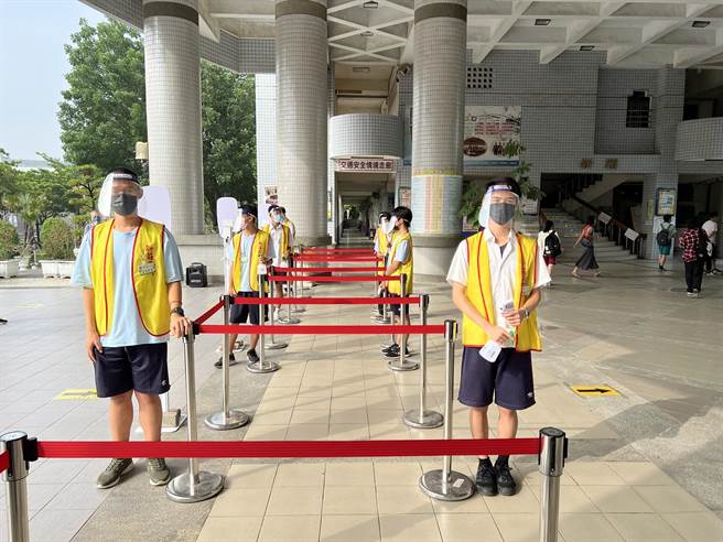 国中会考考生入考场须做手部消毒。（高市教育局提供）