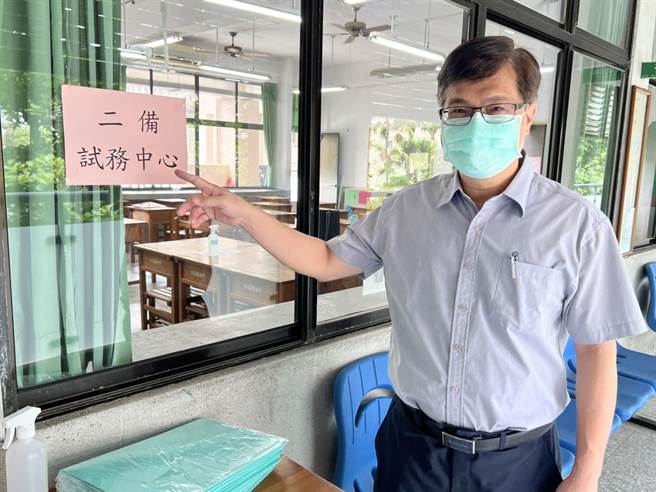 高市教育局长谢文斌今早特地到高雄女中考区巡视，慰问考场人员辛劳，了解考场防疫工作。（高市教育局提供）