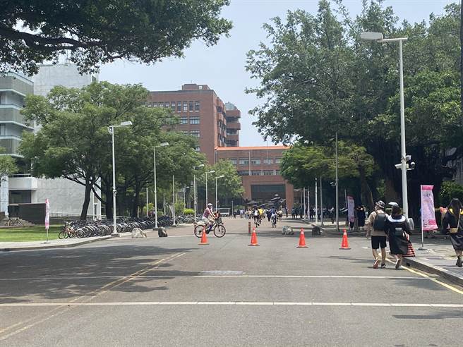 成功大学今天举行实体毕业典礼，校园相当热闹。（曹婷婷摄）