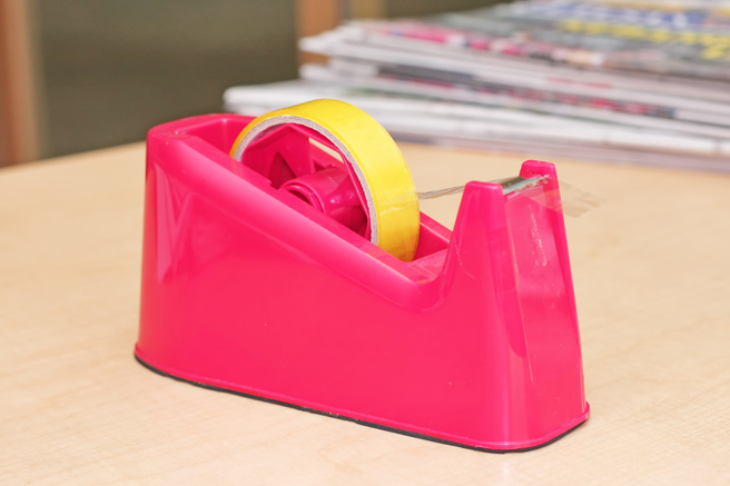 日本一名网友抬起胶带台时，底座竟突然脱落，他意外发现里面竟不是铁，而是一整块水泥。(示意图/达志影像)