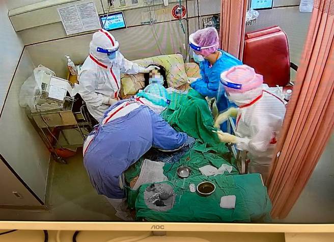 新北市三峡恩主公医院近期收治一位怀孕39周的确诊孕妇，因即将临盆，院方动员妇产科、小儿科等10位医疗人员，直接在专责病房内为产妇接生，经过10多小时努力，顺利接生。（恩主公医院提供）