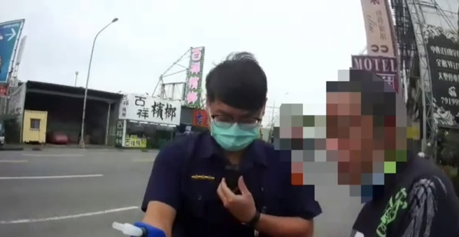 工人跨越「双黄线」神之迴转，想搭讪槟榔西施惨喷9万罚金。（图／高佩琦翻摄）