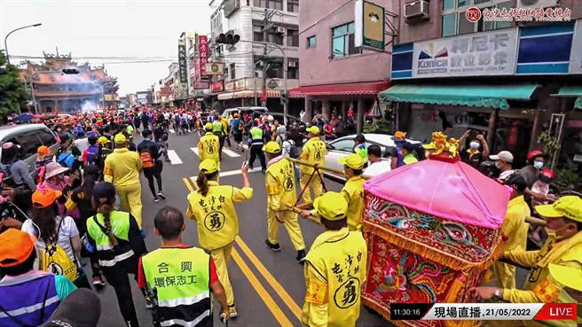 「粉红超跑」在彰化狂飙，清晨５点从驻驾的鹿港海埔派出所出发，一路往南进入鹿港老街，沿着员林大排旁路线往溪湖市区前进，沿着台19线走约中午抵达埤头合兴宫。(翻摄白沙屯妈祖网路电视台／吴建辉彰化传真)