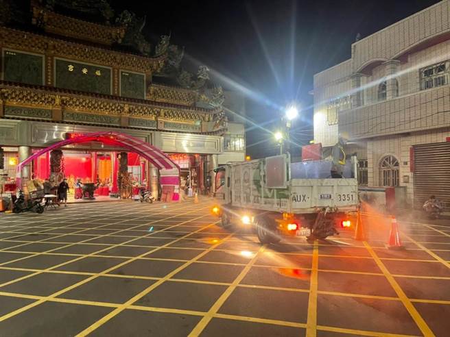 5月20日夜间妈祖抵达伸港乡，公所消毒大队弟兄就在人流退散后，连夜进行消毒作业。(县府提供／吴建辉彰化传真)