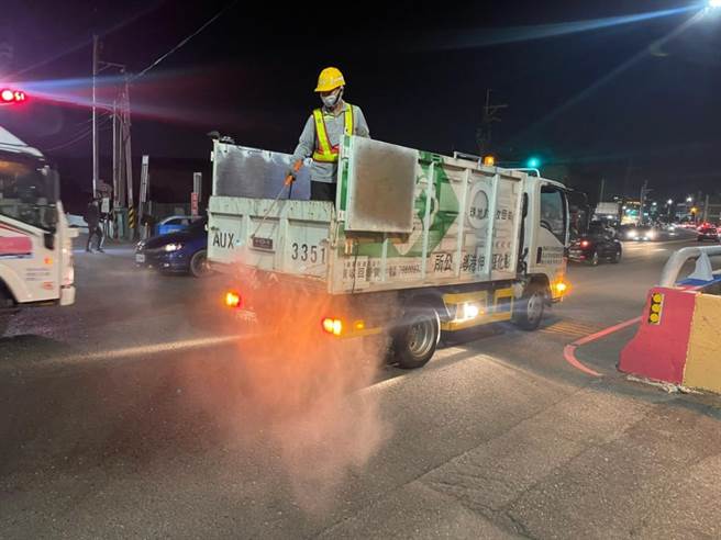 妈祖所到之处吸引万人涌入，由于信眾人流庞大，路线又不固定，县府各乡镇消毒大队待命，紧跟在妈祖赐福路线后进行消毒。(县府提供／吴建辉彰化传真)