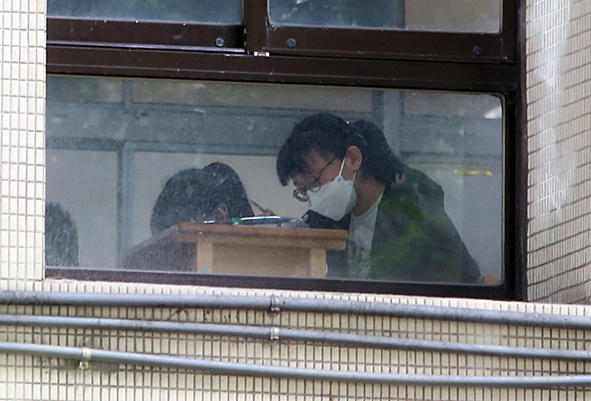 国中教育会考21日登场，第一天依序先考社会、数学、国文、写作测验，全国共计19万9318人报考，考生在试场内作答。 （赵双杰摄）