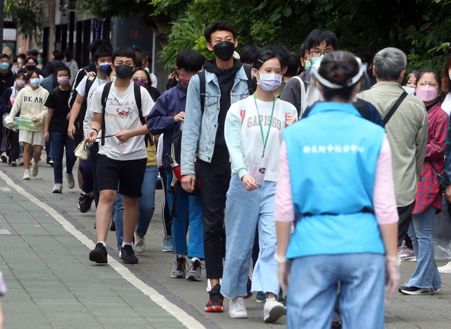 国中教育会考21日登场，第一天依序先考社会、数学、国文、写作测验，全国共计19万9318人报考，大批考生赴考场应试。 （赵双杰摄）