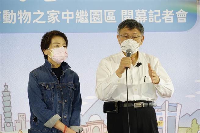 台北市长柯文哲指出，指挥官陈时中后面那排都同一批老师教的，怎么会医术都变得不一样？（北市府提供／杨亚璇台北传真）