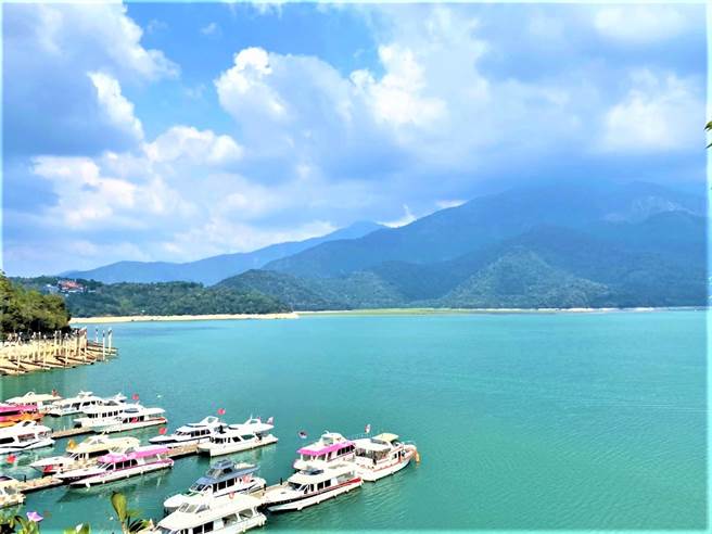 很多旅客為拍日月潭美景，拍到忘我手機掉到湖中撿不回來，網友留言表示「湖泊底部有很多手機，船長說的」，引起熱烈討論。（資料照／盧金足攝）