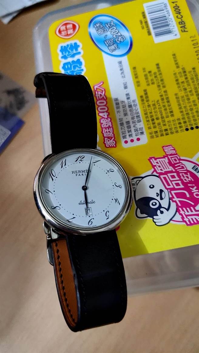 警方锁定赖嫌身分，获知其出没处并埋伏守候，当员警上前盘查，一看就发现来的手腕上就是偷来的「爱马仕」男表。（台中市警第二分局提供／张妍溱台中传真）