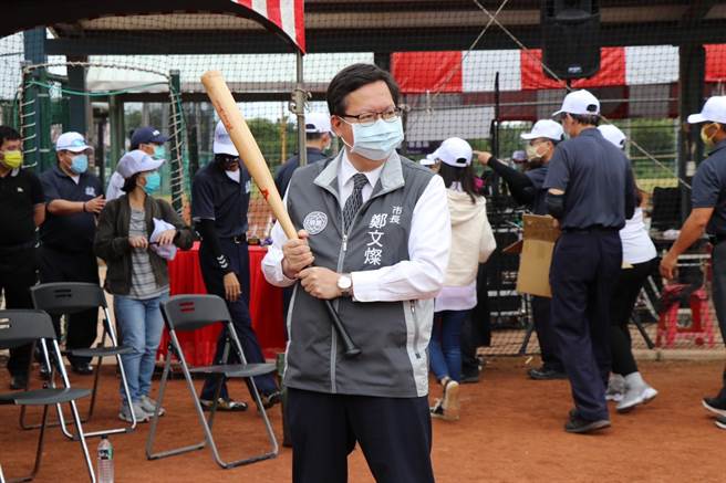 桃园市长郑文灿为桃园杯慢垒赛开幕仪式开球。（蔡明亘摄）