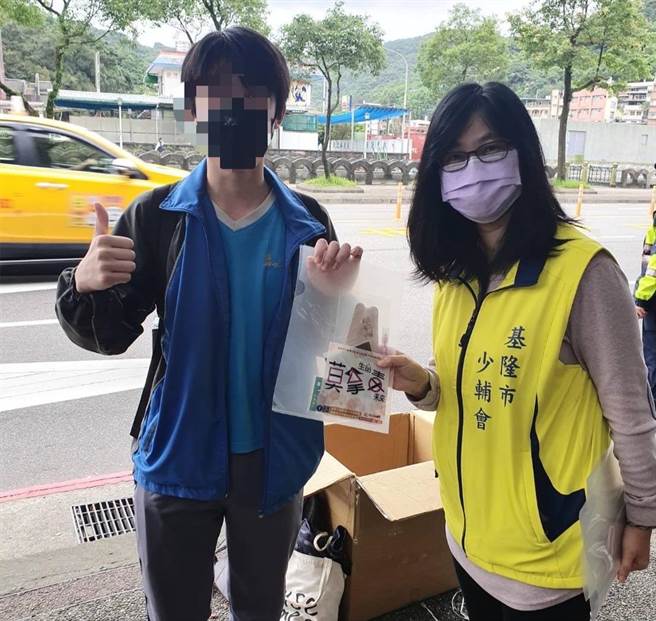 基隆市少辅会21日在考场外分送防疫物资，让考生能够安心考试。（基隆市警局提供／张志康基隆传真）
