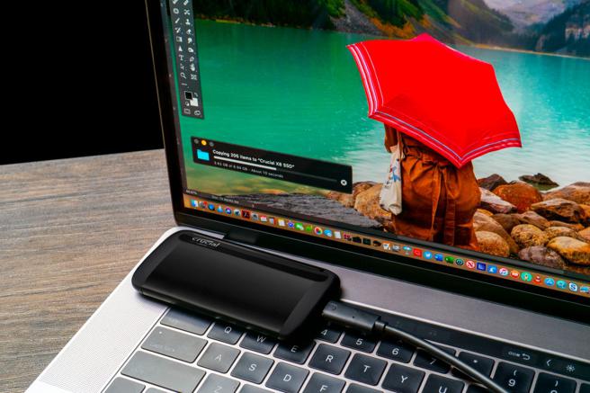 美光科技的Crucial X8 SSD行动硬碟，经过极端温度、衝击、振动，以及7.5英尺跌落测试，仅97g重、11.5mm厚，但却拥有最高达1050MB/s的循序读取速度。（美光科技提供）