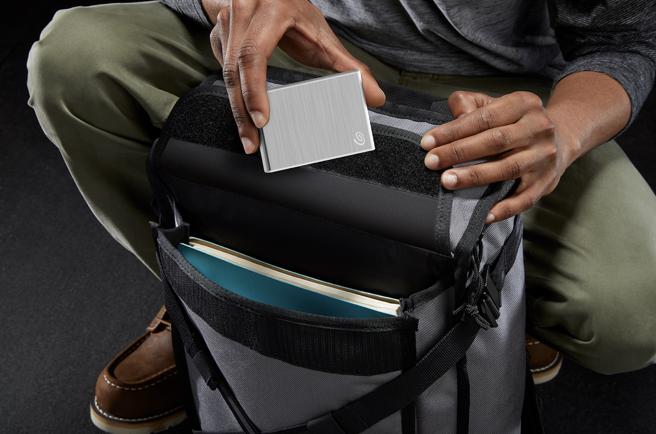 Seagate的One Touch SSD，提供500GB、1TB及2TB的容量，以及黑、白、蓝 3色的选择，定价分别为2588元、4588元、8888元。（Seagate提供）