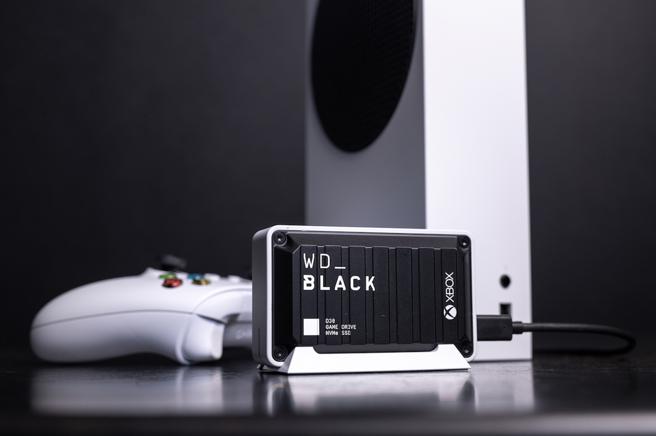Western Digital的WD_BLACK D30，提供500GB、1TB及2TB的容量，定价分别为2990元、4990元、1万1990元；图为Xbox版。（Western Digital提供）