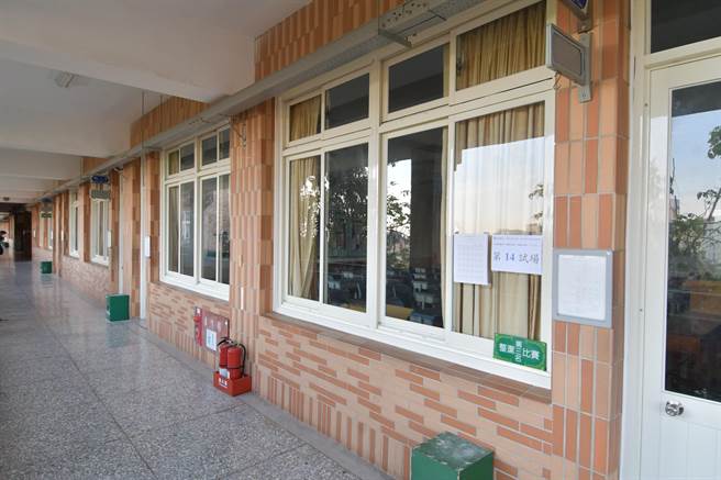 国中教育会考登场，此次彰化共有1万558考生应试，分成14个考场分散学生染疫风险，而原本使用二备试场包含235居隔、居检、自主防疫的考生，最后仅来155人。（县府提供／吴建辉彰化传真）