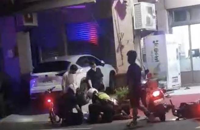 不过刘男心虚加速逃逸与警用机车擦撞，导致张姓员警受伤，线上警网追了刘男2公里后将他制伏。(民眾提供／吴建辉彰化传真)