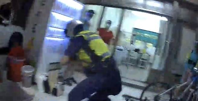  不过刘男不愿配合加足油门逃逸，还不慎撞上值勤的张姓员警，造成警方受伤。(民眾提供／吴建辉彰化传真)