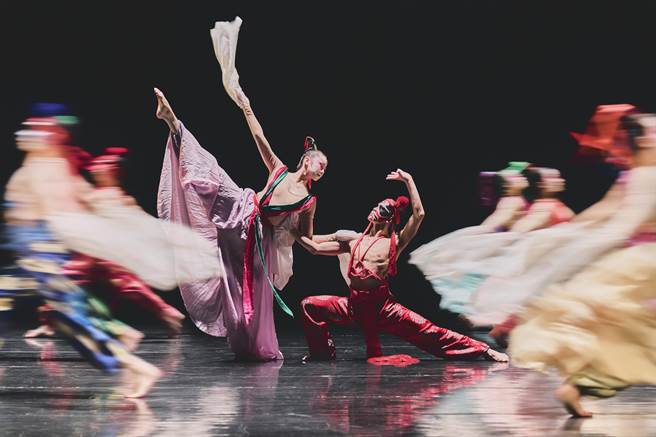 编舞家林怀民1979年作品《星宿》，由北艺大舞蹈系学生重演。（张家豪摄，北艺大舞蹈系提供）