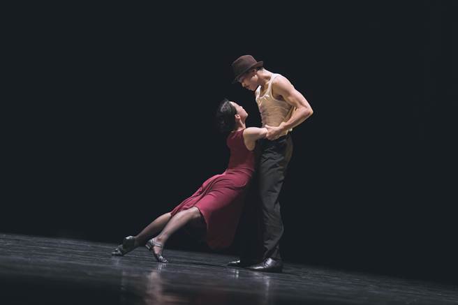 霍华．拉克（Howard Lark）1994年作品《凌晨时分》，带有芭蕾的肢体和探戈的节奏。（张家豪摄，北艺大舞蹈系提供）
