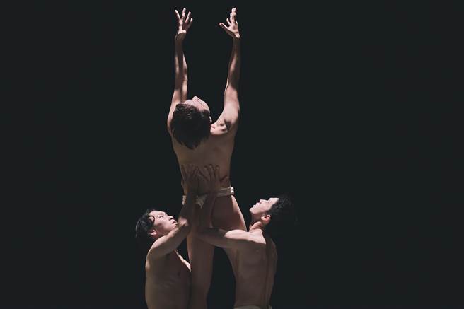 罗斯．帕克斯（Ross Parkes）的《三种看法》是一部非常需要肌耐力的舞作。