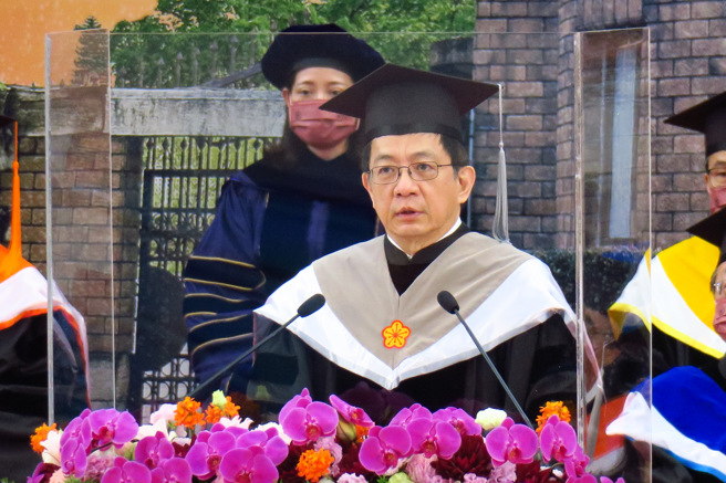 台湾大学今(21)日举行毕业典礼，校长管中闵在致词时朗读作家杨牧《北斗行》的〈答舞〉一诗，以及美国诗人Walt Whitman〈大路之歌〉(Song of the Open Road)的首段，以此祝福毕业生。（姚志平摄）