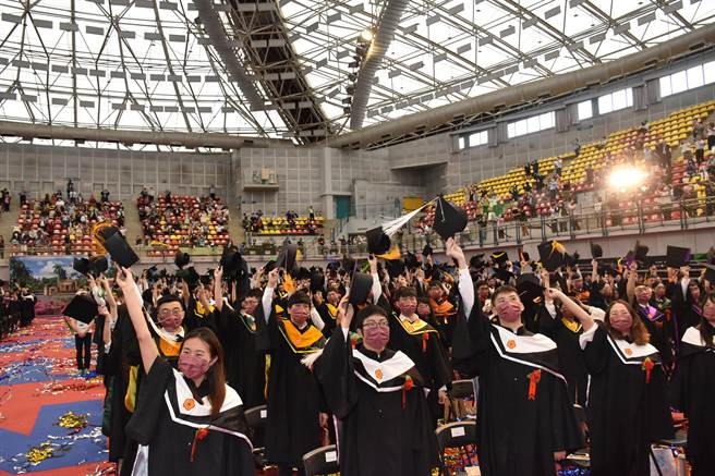 台湾大学今(21)日举行毕业典礼，近700名毕业生出席会场。(台大提供／李侑珊台北传真)