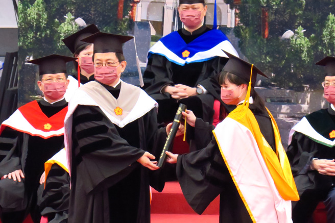 台湾大学21日举行毕业典礼，校长管中闵致词并颁发毕业证书。（姚志平摄）