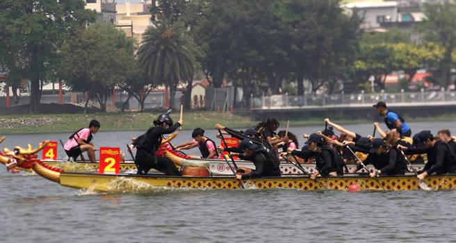 高雄「莲池潭水域运动中心」21日上午揭牌，「2022港都杯龙舟表演赛」也随之登场。（高市运发局提供／袁庭尧高雄传真）