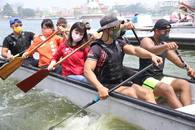 议员们在模拟舟上体验操桨乐趣。（高市运发局提供／袁庭尧高雄传真）