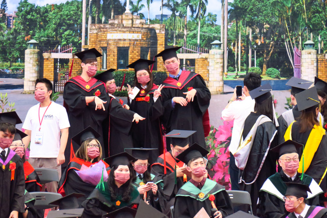 台湾大学21日举行毕业典礼，出席的毕业生纷纷与同学及亲友合影留念。（姚志平摄）