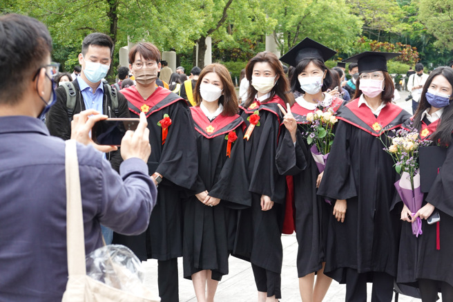 台湾大学21日举行毕业典礼，出席的毕业生纷纷与同学及亲友合影留念。（姚志平摄
