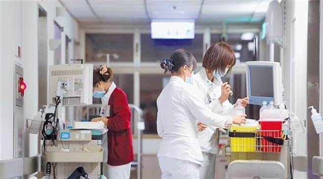 护理人员因疫情陷入身心不安、工作压力倍增。（本报资料照）