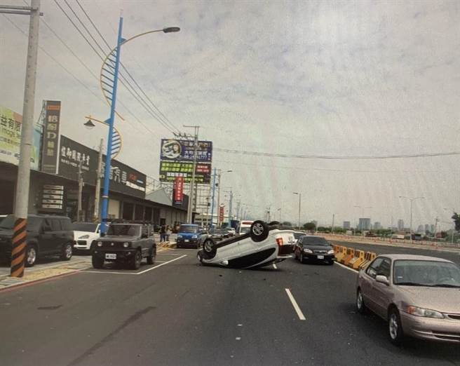 王姓男子駕駛的轎車先衝撞路旁車輛，之後翻覆在路中間。(民眾提供／林欣儀台中傳真)