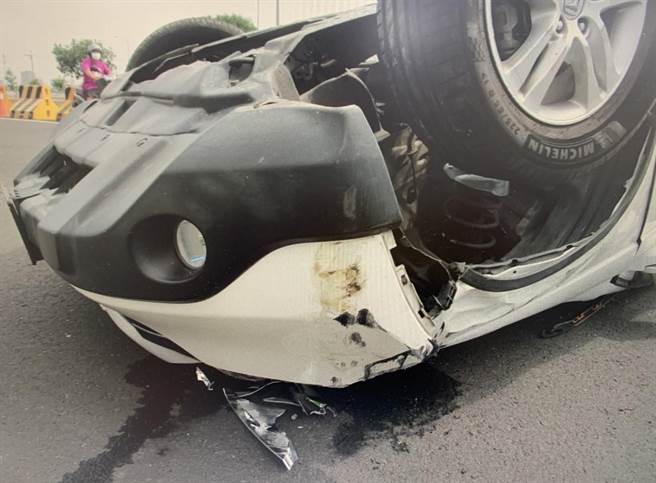 王姓男子駕駛的轎車先衝撞路旁車輛，之後翻覆在路中間。(民眾提供／林欣儀台中傳真)