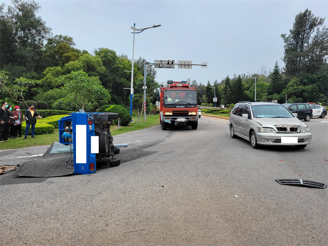 金門尚義機場圓環今天上午發生2車相撞，造成 其中1輛自小貨車側翻，並有1人受傷的交通事故。（警方提供）