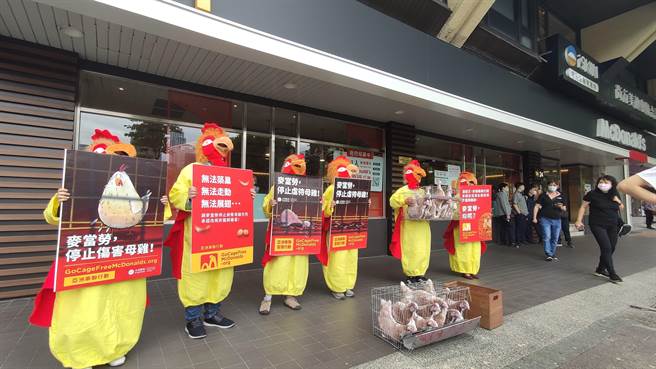 台湾、韩国等亚洲8国动保团体，今天更联合在各国麦当劳门市发起抗议。（林良齐摄）