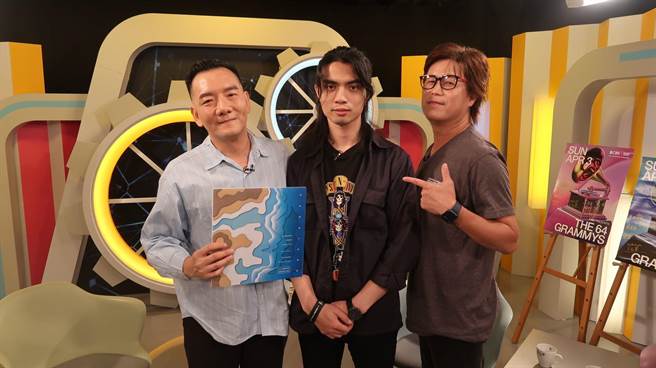 田定丰（左）斜杠主持新节目，首集来宾葛莱美奖得主加持。（唱戏世界娱乐提供）