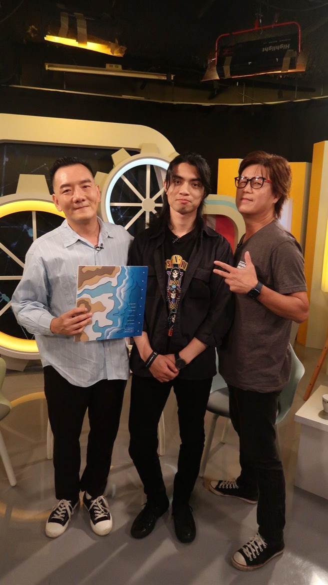 田定丰（左）斜杠主持新节目，首集来宾葛莱美奖得主加持。（唱戏世界娱乐提供）