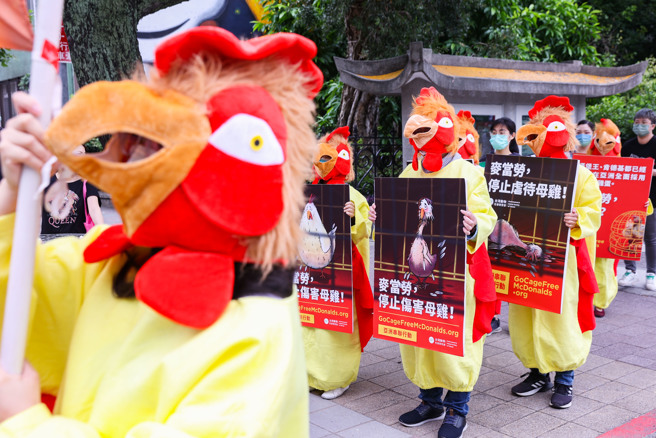亚洲动保组织21日联合在亚洲八个国家前往连锁速食店门市外高举连署布条，要求停止虐待产蛋母鸡，亚洲门市应逐步落实全面採用非笼饲鸡蛋。（罗永铭摄）